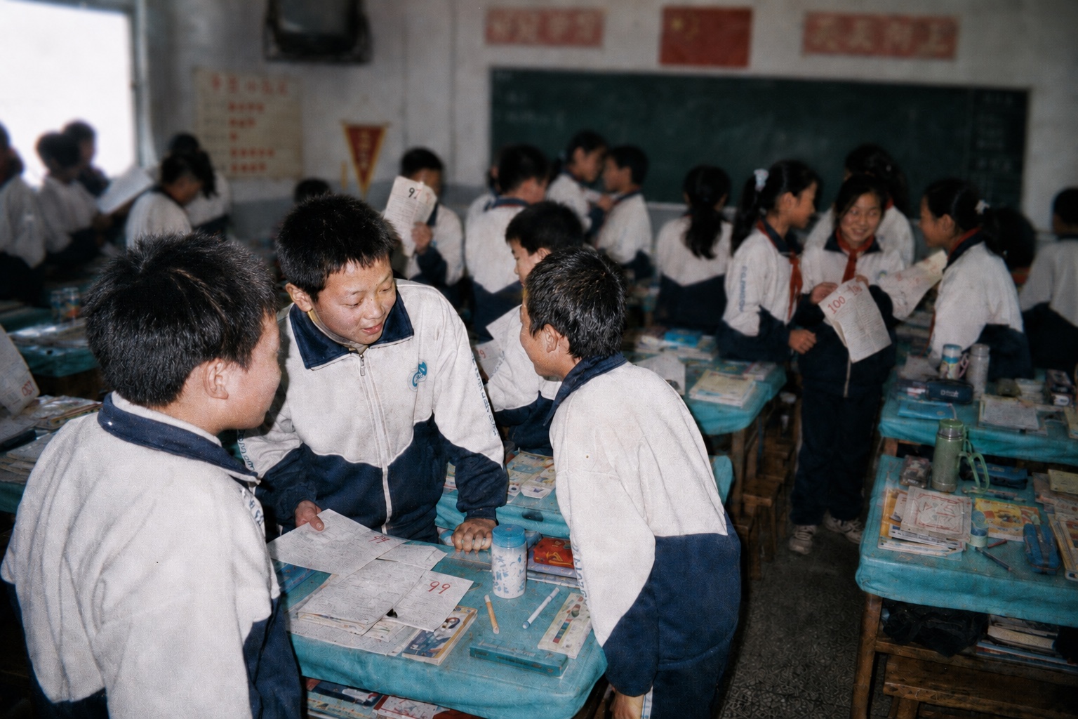 AI生成,场景重构。 小学期末考试后,同学们在教室里比较成绩。