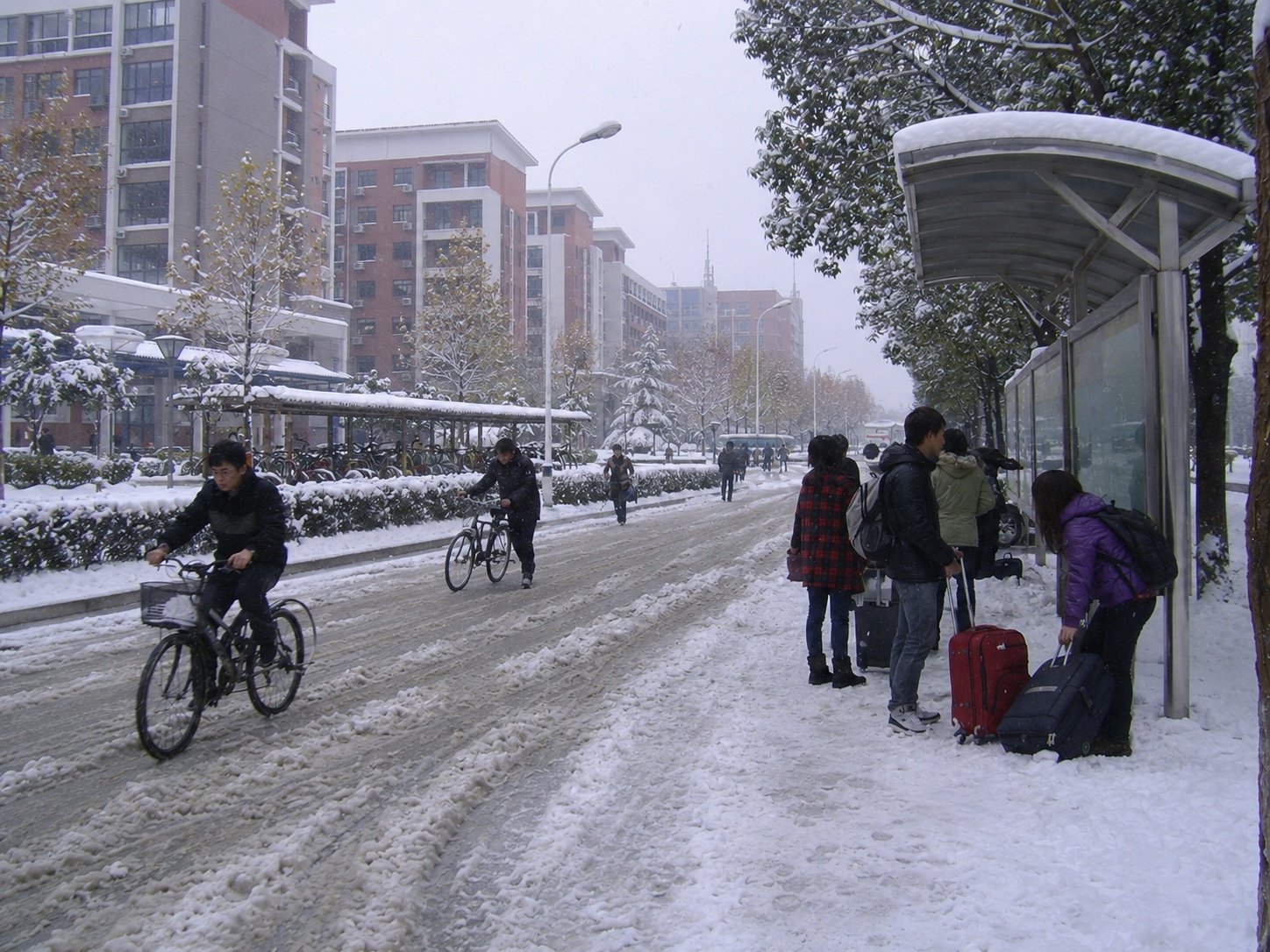 AI生成,场景重构。 2011年冬天,大雪覆盖的校园道路和候车的人。